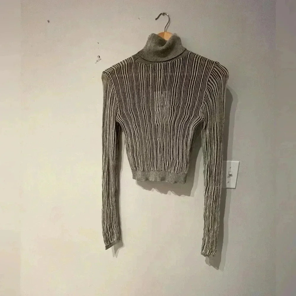 Knit turtle Neck Top - Picture 4 of 6